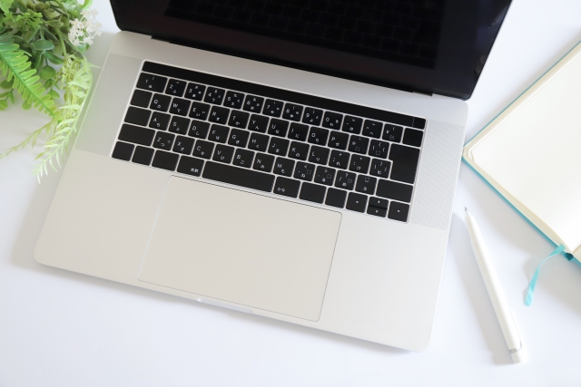 一位使用筆記型電腦的人,在日本被稱為「nōto pasokon」。