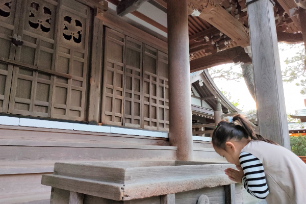 An illustration explaining the etiquette of praying first before getting a goshuin.